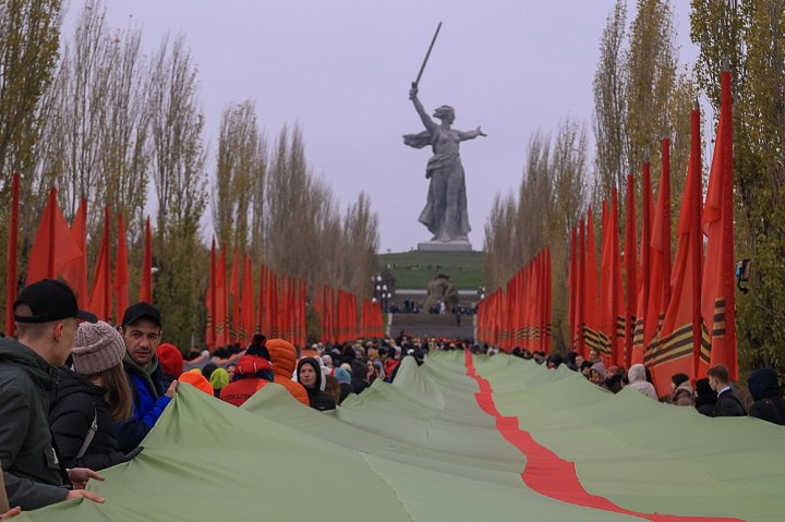 На Мамаевом Кургане развернут 80-метровые Сталинградскую и Георгиевскую ленты  Участниками патриотической акции «Героям Сталинграда посвящается!» станут представители волгоградской молодежи.      Шествие будет проходить по Аллее тополей до площади Стоявших на смерть.  Акция будет проходить 1 февраля. Начало в 12:00.