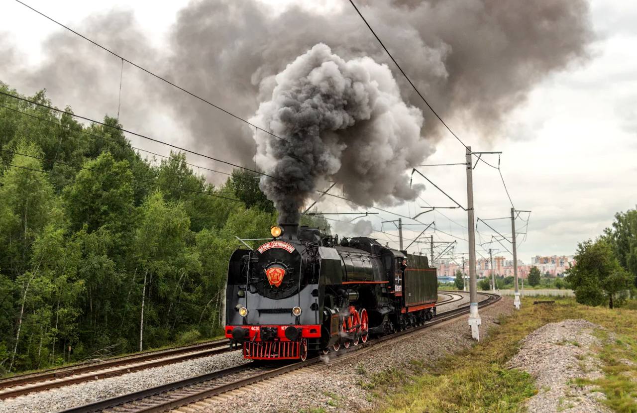 День в истории России 6 ноября 1931 года в Москве делегация из Луганска представила правительству первый паровоз серии Феликс Дзержинский самый мощный и сильный серийный грузовой паровоз в истории СССР Проектирование и постройка первого паровоза серии заняли рекордно короткий срок 170 дней и это при том что на нём было применено множество нововведений которые кардинально изменили советскую школу паровозостроения Опыт полученный при проектировании и производстве Феликса Дзержинского был использован при создании всех последующих советских паровозов Паровоз ФД обслуживал важнейшие грузовые направления увеличивая их провозную способность за счёт повышения веса и особенно технической скорости движения грузовых поездов Благодаря усилию советских людей произошла настоящая революция завершившая эпоху господства европейской школы паровозостроения в России