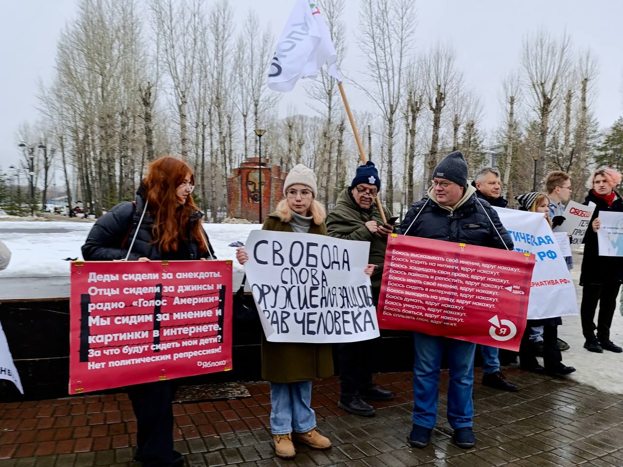 В Казани прошёл массовый пикет «За свободу слова и прессы»  В Казани в сквере имени Карима Тинчурина татарстанское отделения партии «Яблоко» провели согласованный массовый пикет «За свободу слова и прессы», а также в поддержку арестованного накануне главреда рязанского издания «Вид сбоку» Константина Смирнова.  Активисты «Яблока» и другие неравнодушные люди держали плакаты «Свобода слова первый признак демократии», «Свобода слова — симптом здорового общества», «Свобода слова оружие для защиты прав человека», «Константин Смирнов журналист, а не преступник» и другие.  По словам одной из активисток, во время пикета сотрудники центра «Э» переписали данные незнакомых им участников пикета. Также возле пикетирующих дежурили полиция и спецназ.   #казань  Прислать новость   Подписаться