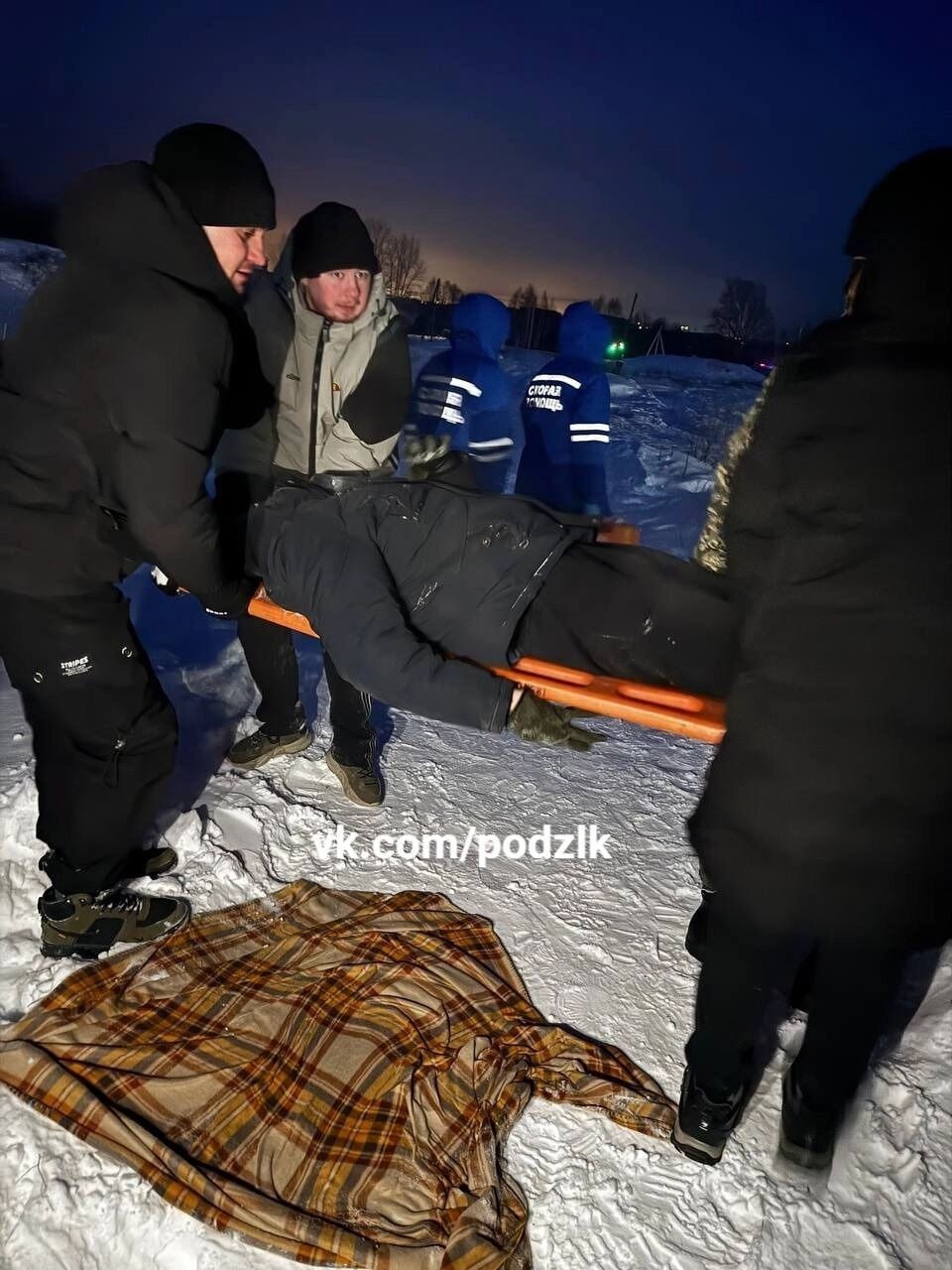 СК возбудил уголовное дело после того как житель Зеленогорска катался на плюшке и сломал позвоночник Как сообщили в ведомстве мужчине 29 лет его признали потерпевшим Назначена экспертиза устанавливаются обстоятельства произошедшего Возбуждено уголовное дело об оказании услуг не отвечающих требованиям безопасности prmira news