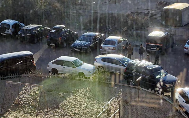 Задержан начальник тыла МВД по Бурятии Начальника тыла МВД про Бурятии задержан по подозрению в превышении полномочий, совершенному из личной заинтересованности пункт «е» ч. 3 ст. 286 УК , сообщило республиканское управление Следственного комитета. Полицейский контролировал строительство отдела МВД в Кабанске, но подрядчик из-за нехватки рабочих срывал сроки. Тогда начальник тыла предложил привлечь для облицовочных работ предпринимателя с иностранными рабочими, которые не имели права находиться в РФ. «Подозреваемый пообещал предпринимателю свое покровительство и стал укрывать факт нарушения иностранцами миграционного законодательства», — утверждают в СК. Фамилия задержанного не уточняется, но тыл МВД по Бурятии возглавляет полковник Руслан Дорофеев. Он некоторое время был начальников отдела полиции по Бичурскому району республики. Подписаться Прислать новость Помочь бустами