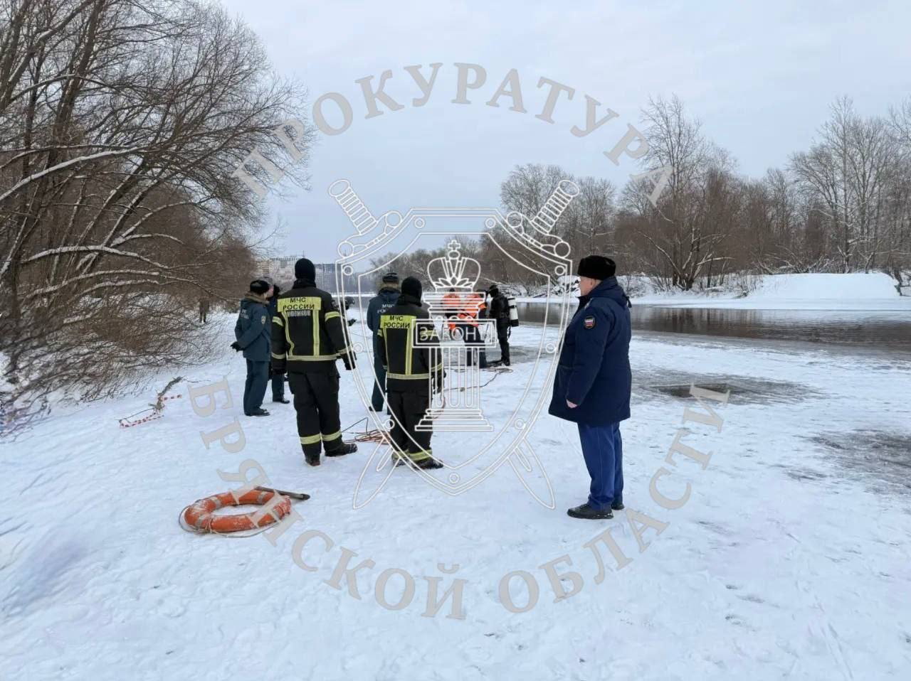 Двое детей провалились под лед в Брянске Школьники катались на надувных ватрушках с горки около ЖК в микрорайоне Московский Рядом с ним находится река Десна Как пишут местные СМИ двое ребят отделились от остальных сказав что хотят посмотреть на водоем Они подошли к самому краю льда и провалились На реке сильное течение и центр зимой не замерзает Очевидцы не заметили самого момента падения взрослый оказавшийся рядом сразу вызвал МЧС Сейчас на месте работают следователи и водолазы   Подпишитесь на Абзац TG VK Дзен MAX Rutube