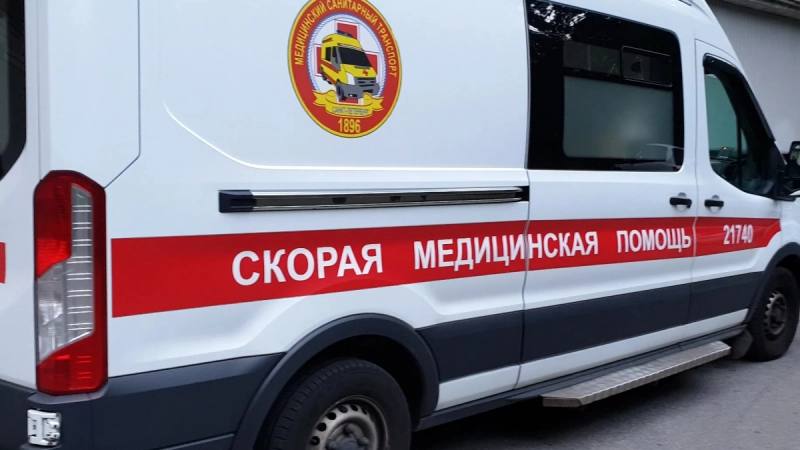Хирурги Педиатрического университета спасли ногу девочке получившей травму в метро Инцидент произошёл вчера вечером на станции Лиговский проспект Правая стопа пятилетней девочки в резиновом сапоге попала между движущимися частями эскалатора Бригада скорой доставила пострадавшую в клинику Педиатрического университета В ходе обследования была определена боль в стопе и гематома тыльной поверхности Снимки показали перелом головки плюсневой кости Девочке ввели препарат от столбняка совместили переломанные кости стопы и выполнили металлоостеосинтез После операции девочке назначили антибактериальную терапию перевязки и иммобилизацию Наши новости в Телеграм VК ОK MAX