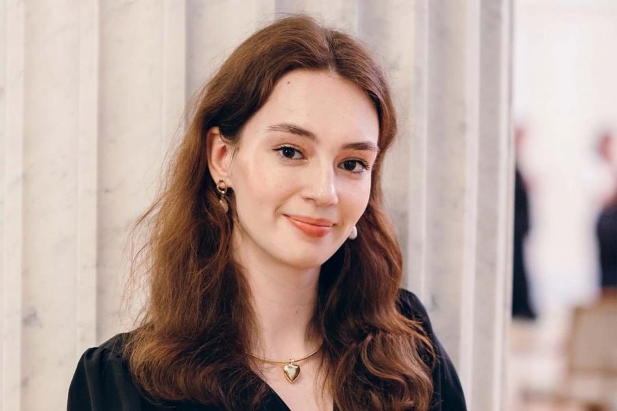 Школьница из Первоуральска выиграла в телеолимпиаде «Умницы и умники» на Первом канале В эфире Первого канала вышел финал 33 сезона всероссийской гуманитарной олимпиады «Умницы и умники». В числе 12 победителей — выпускница первоуральского лицея № 21 Мария Мальцева. Она успешно справилась со всеми вопросами, получив два ордена и одну медаль. Победители финала прямо в студии стали студентами Московского государственного института международных отношений. Вместе с Марией Мальцевой на съёмках в Москве участвовали ещё трое свердловчан. В их числе — Ольга Лукьянова из Каменска-Уральского, Анастасия Ярославцева из Екатеринбурга и Никита Сорокин из посёлка Буланаш.