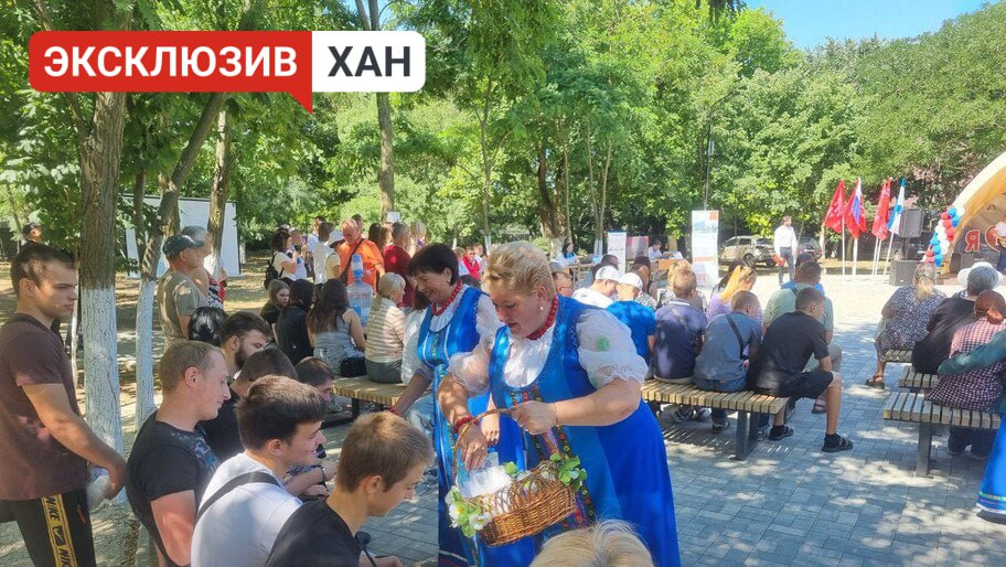 Более 1050 ярмарок прошли в Херсонской области с начала года    Торговые ярмарки проходят в 14 муниципальных округах левобережья еженедельно. Графики и места их проведения утверждают местные власти. Об этом Херсонскому агентству новостей сообщили в областном Министерстве промышленности и торговли.  «Предприниматели получают бесплатные места для торговли на ярмарках. Это одна из мер поддержки малого предпринимательства, которая способствует развитию местных брендов и компаний. И, что важно, жители области получают доступ к качественным продуктам по доступным ценам», — отметили в пресс-службе ведомства.    Организуют ярмарки администрации муниципальных округов, это направление в области курирует региональный Минпромторг. С начала года прошло более 1050 ярмарок, их работа продолжится во втором полугодии.     , VK и ОК и читайте новости на нашем сайте