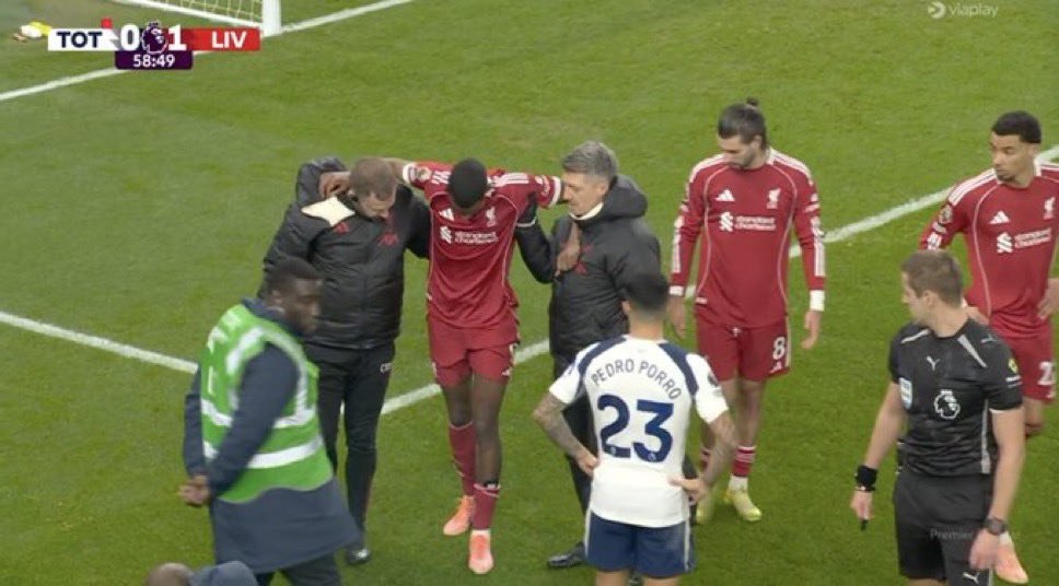 Александр Исак вероятно сломал ногу в момент гола Тоттенхэму The Athletic Форвард Ливерпуля выбыл на несколько месяцев