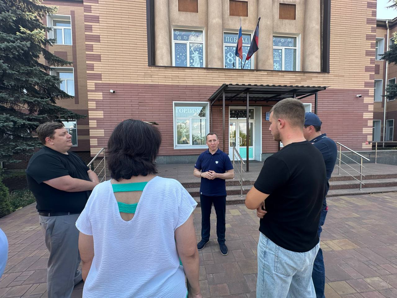 По поручению губернатора Ленинградской области Александра Дрозденко вице-губернатор Николай Циганов провёл инспекцию ключевых объектов в Енакиевском городском округе. - Лицей информационных технологий, подвергшийся в прошлом варварскому обстрелу: сегодня уже остается только благоустройство вокруг здания, которое идёт в плановом режиме. - В школе-интернате №2 ведётся ремонт системы отопления. По инициативе отделения «Единой России» Ленобласти в ближайшее время будет сдана новая детская комната. - На улице Брайляна, 12 продолжается восстановление многоквартирного дома. Ведутся фасадные работы, которые будут завершены в установленные сроки. Параллельно готовится к установке детская площадка. - В посёлке Карло-Марксово завершена разработка схемы канализационных сетей. В ближайшее время начнутся земельные работы по прокладке новых коммуникаций и подключению станции, построенной при участии специалистов из Ленобласти.