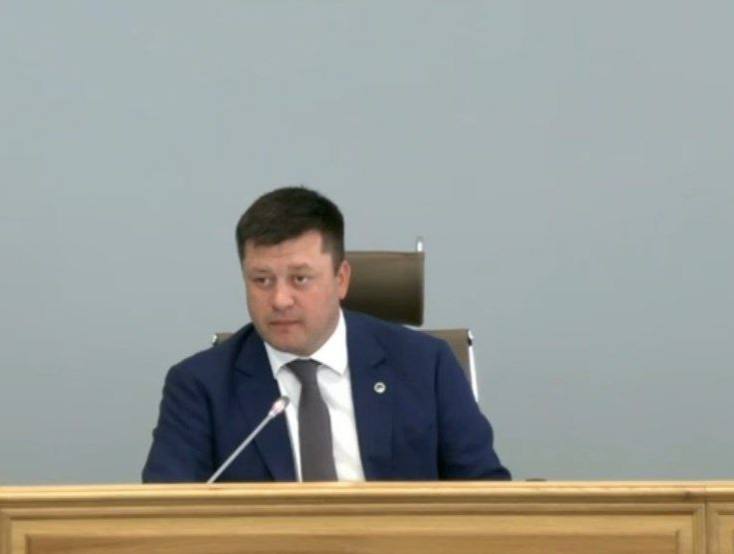 Мэр требует мыть тротуары в городе каждый день. Ратмир Мавлиев резко высказал недовольство состоянием пешеходных зон в центре республиканской столицы. «Я не слезу, пока вы ежедневно не начнете тротуары мыть!» — сказал он коммунальщикам. Подписаться Прислать новость