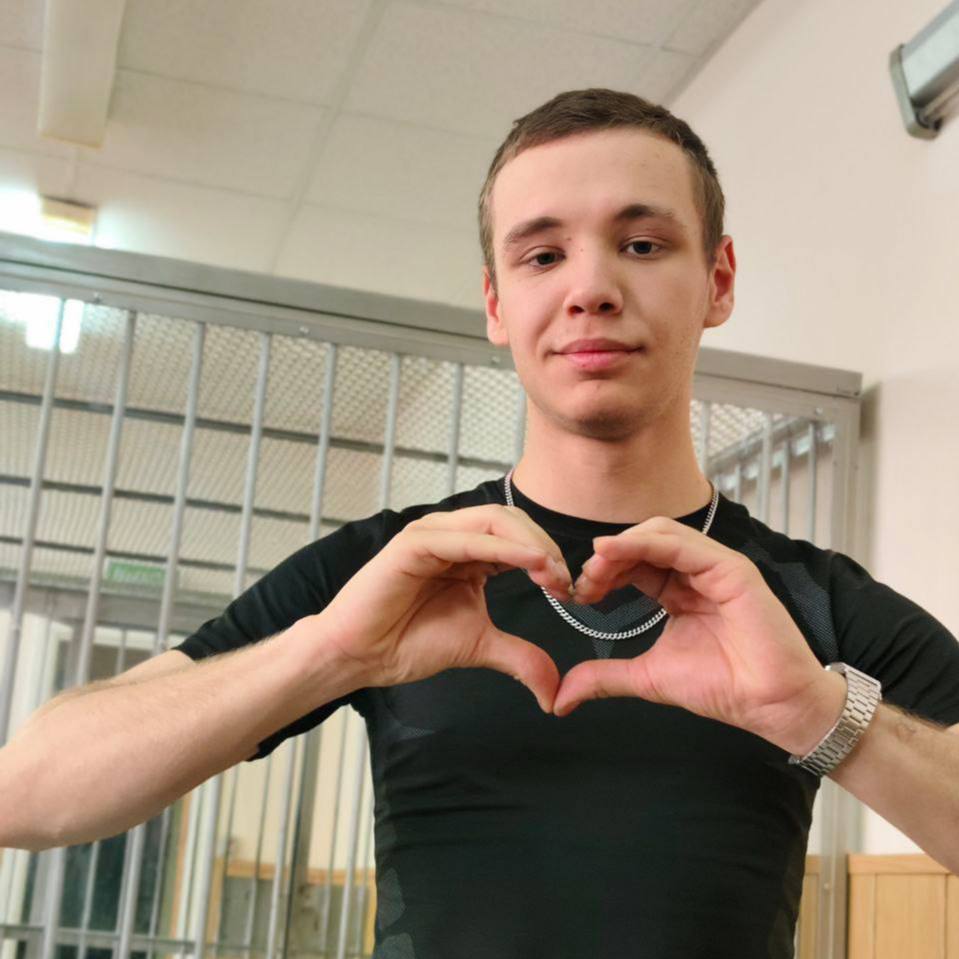 Снять все обвинения с музыканта Жени Радость потребовало Свердловское отделение партии Яблоко Напомним что 22 октября екатеринбуржца музыканта Евгения Михайлова задержали по подозрению в мелком хулиганстве и обвинили в дискредитации армии он исполнял песни иноагентов на улице в поддержку группы Stoptime из Питера Это прямое проявление цензуры и прямое нарушение 44 ой статьи Конституции гарантирующей свободу творчества Мы требуем освобождения Евгения Михайлова Дианы Логиновой и других уличных музыкантов снятия с них обвинений прекращения практики преследования граждан страны за творчество и самовыражение заявил председатель Свердловского отделения Партии Яблоко Максим Петлин Фото Женька Радость Новости Екб тут SvetEKB