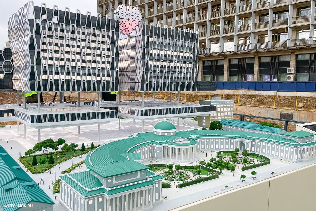 В Москве начали строить больницу будущего Новый комплекс НИИ скорой помощи им Н В Склифосовского появится на Большой Сухаревской площади Клинику оснастят самым современным оборудованием по передовым медицинским стандартам Сердцем нового комплекса станут 27 высокотехнологичных операционных Среди них общепрофильные травматологические нейрохирургические трансплантологические Все эти отделения будут располагаться в пяти примыкающих друг к другу башнях Их свяжут с флагманским центром и другими корпусами Склифа надземными и подземными переходами Завершить строительство планируется в 2028 году Всё это время Склиф продолжит работу в штатном режиме Это один из самых крупных проектов обновления медицинской инфраструктуры ближайших лет Подписывайся на SHOT Прислать новость