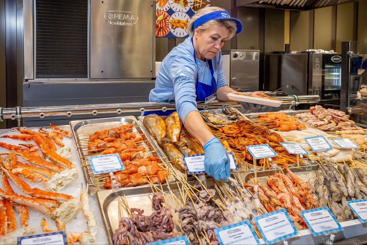 Губа не дура: «Активные граждане» выбрали филе форели лучшим морепродуктом для шашлыка Именно это блюдо можно будет приобрести со скидкой 10% на рыбных рынках «Москва — на волне» с 1 по 11 мая, а затем отправиться на пикник. Помимо филе форели, среди вариантов были представлены креветка ваннамей, осьминог, филе угря, морской гребешок и кальмар. Участники голосовали также за любимый вид шашлыка: 31% москвичей предпочли шашлык из свинины, 23% — куриный.