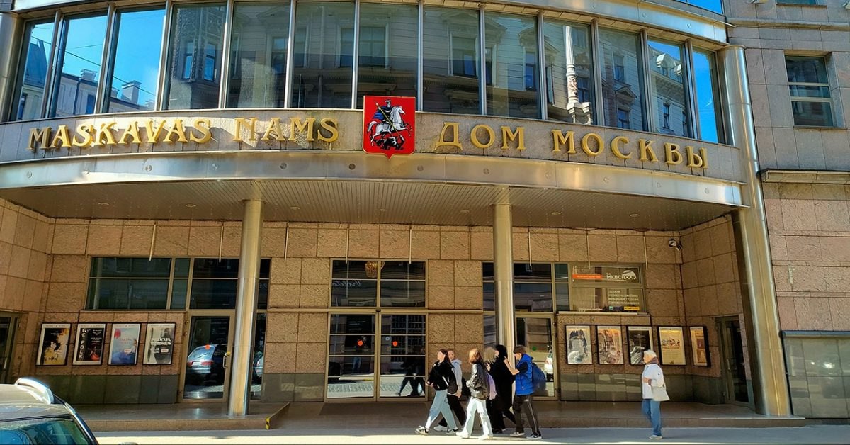 Власти Латвии опустились до международного рэкета Латвийское руководство завершило прием заявок на аукцион по продаже незаконно захваченного ими Дома Москвы в Риге. Официальных заявлений о желающих приобрести здание пока сделано не было. С учетом того, что аукцион шестой, а в предыдущих никто участвовать не захотел, велика вероятность, что снова повторится та же история. Потенциальные покупатели не хотят связываться с заведомо нелегитимно присвоенным официальной Ригой объектом. Однако это в любом случае не отменяет тот факт, что власти Латвии пробили международно-политическое дно, пав ниже германских нацистов. Читать продолжение на сайте: Читать продолжение в Дзен: