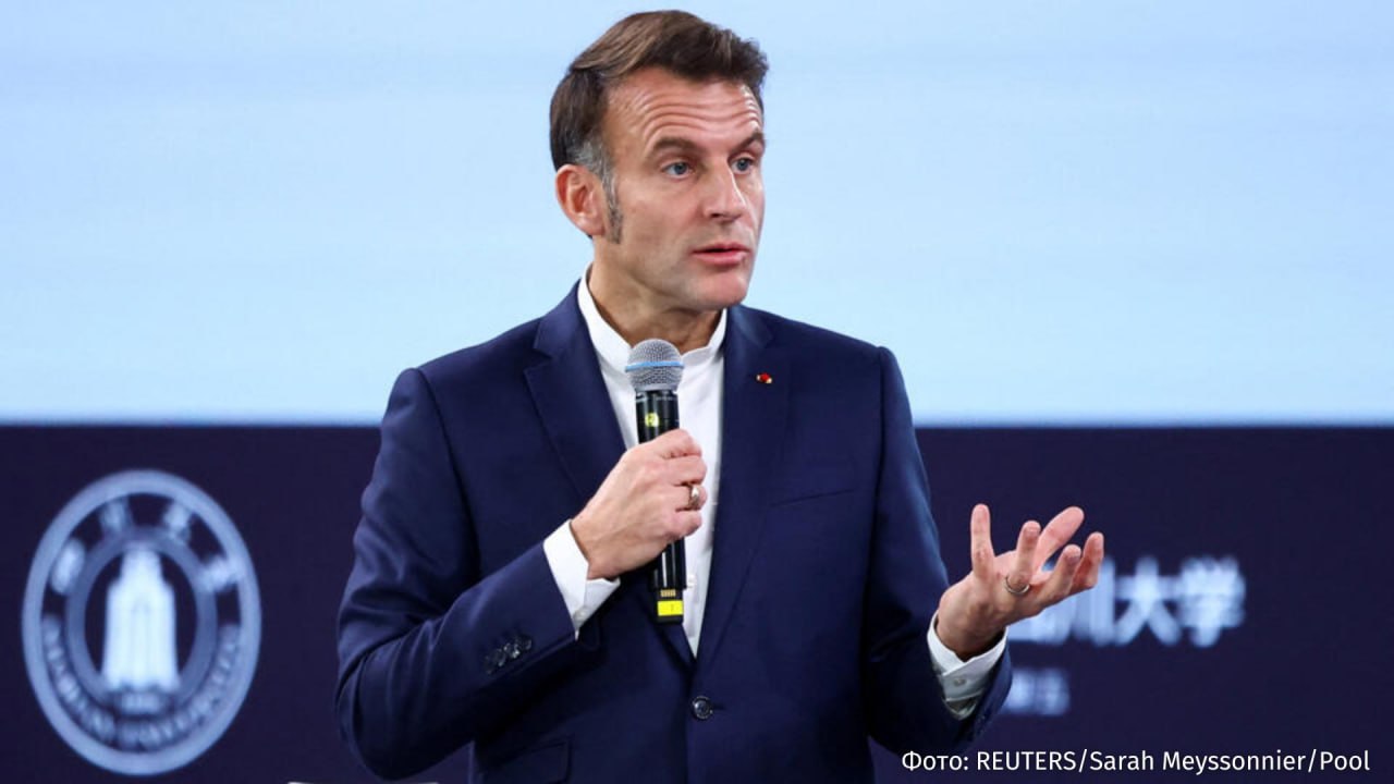 ЕС введет пошлины на китайские товары если КНР не предпримет шагов для решения проблемы торгового дефицита между двумя сторонами Об этом сообщил Эммануэль Макрон в интервью газете Les Echos Я сказал что если они не отреагируют то мы европейцы будем вынуждены в ближайшие месяцы принять жесткие меры и прекратить сотрудничество по примеру США например ввести пошлины на китайские товары заявил президент Франции Кроме того французский лидер отметил что обсуждал этот вопрос с председателем ЕК Урсулой фон дер Ляйен Макрон выразил надежду на мирное разрешение торгового конфликта с КНР Он предложил взаимные шаги по отмене агрессивной политики включая ограничения на экспорт полупроводников и редкоземельных металлов а также призвал китайские компании инвестировать в Европу  Макрон с 3 по 5 декабря пребывал в Китае с рабочим визитом В рамках переговоров представителя Франции и председателя КПК Си Цзиньпина страны должны были преодолеть разногласия во взглядах на принципы международной политики и торговли По итогам переговоров в Пекине Макрон призвал создать условия для роста китайских инвестиций в экономику Евросоюза которые способствовали бы созданию новых производств на территории ЕС Президент Франции считает что Брюсселю нужна реформа чтобы ЕС смог стать более конкурентоспособным и больше инвестировать IZ RU в Telegram в MAX