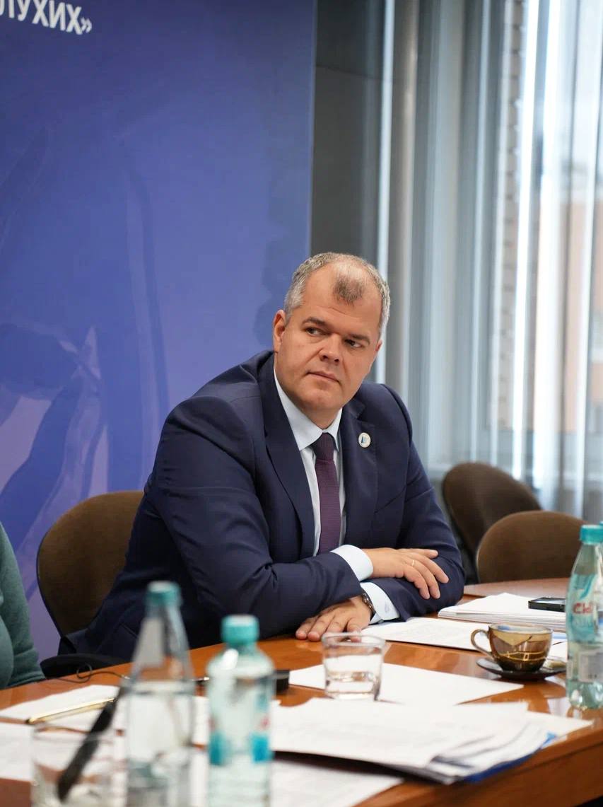 XVI пленум Центрального правления ОООИ ВОГ 8 октября в здании Аппарата ВОГ прошёл XVI шестнадцатый пленум Центрального правления ВОГ Пленум прошёл в очно дистанционном формате На пленуме были обсуждены создание местных отделений в составе Санкт Петербургского РО ВОГ Центральное правление ВОГ постановило создать местное отделение Санкт Петербургского РО ВОГ Шушары председатель Санкт Петербургского РО ВОГ Олег Дуркин объяснил необходимость растущим и развивающимся районом города и увеличением числа проживающих там глухих внесение изменений в наименование автономной некоммерческой организации Я Глухой на базе МОРО ВОГ созданной в марте этого года Новое название Автономная некоммерческая организация Центр социальной поддержки и развития возможностей инвалидов по слуху Я Глухой Более полное и развернутое название упростит регистрацию в Министерстве юстиции России в разном состоялся обмен мнениями связанными с организационными вопросами празднования 100 летия Общества глухих которое состоится в 2026 году На заседании обсудили критерии отбора и награждения по 10 наиболее выдающихся деятелей от каждого федерального округа Будет почтена память и тех достойных людей системы ВОГ кого уже нет в живых к 100 летию выпустят памятные печатные издания и материалы ПрезидентВОГ ВОГ Пленум Работа Пресс служба президента ВОГ
