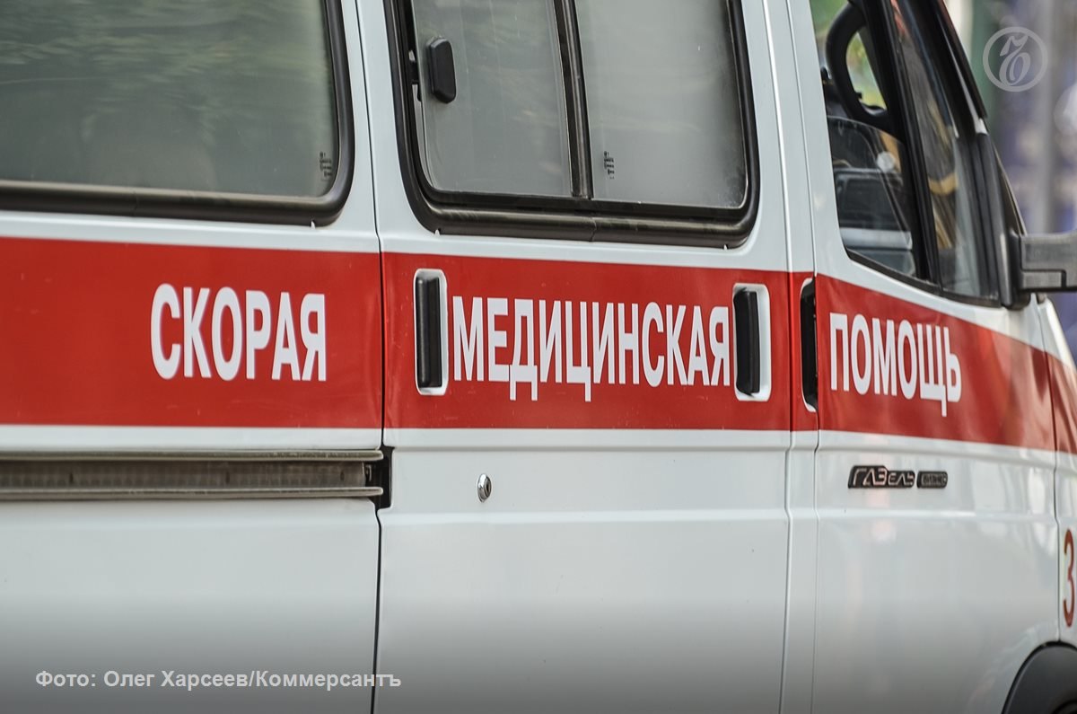 Байкер на мотоцикле BMW погиб в дорожной аварии на Репнинской улице в Петербурге Очередная тяжелая дорожная авария с участием байкера произошла в ночь на 8 июня в Калининском районе Петербурга. Смертельное ДТП случилось в 00:35 на Репнинской улице, сообщили в региональном ГУ МВД. Было установлено, что 37-летний водитель за рулем мотоцикла BMW не справился с управлением и совершил наезд на бордюрный камень, после чего врезался в фонарный столб. В результате ДТП байкер погиб на месте. Его 44-летний пассажир госпитализирован. Все подробности произошедшего в настоящий момент выясняются, уточнили в полиции.