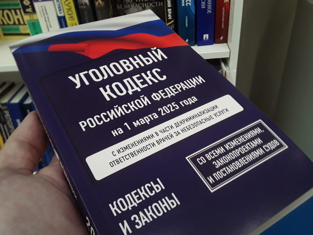 Житель Курска сел за руль пьяным и попал в колонию Новогодние праздники для 22-летнего парня закончились очередным уголовным делом. 6 января он решил развезти по домам друзей после застолья, во время которого выпил два стакана виски. Для этого он сел за руль своей «Лады» и отправился в путь. Во время поездки молодой человек увидел автомобиль автоинспекторов, движущийся ему навстречу, и свернул с дороги в частный сектор. Там он остановился и выбежал из машины. Автоинспекторы задержали курянина, когда он пытался спрятаться возле одного из домов. Пройти тест на алкоголь он отказался. Оказалось, что в 2022 и 2023 годах парня уже судили за то, что он садился за руль под градусом. В тот раз ему назначили обязательные работы. В этот раз наказание стало более суровым. Молодого человека отправили на год в колонию и лишили права садиться за руль на 4 года и 2 месяца. Фото ТРК «Сейм» Сейм Курская область