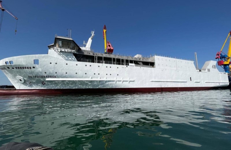 Магаданские власти ждут паром Петропавловск в местном порту Судно будут использовать на регулярной морской линии Владивосток Магадан Сейчас его строят в Крыму а на воду он выйдет в 2026 м Паром строится по поручению президента России в рамках федеральной госпрограммы Развитие транспортной системы для организации регулярного пассажирского и грузового сообщения между морскими портами Дальнего Востока Сможет перевозить 150 пассажиров автомобили автобусы и грузовые контейнеры между портами Камчатки Сахалина Приморья Магаданской области и Курильских островов Как считают в колымском правительстве Петропавловск обеспечит круглогодичное сообщение с регионами Дальнего Востока в период отсутствия навигации на реке Алдан а также повысит туристическую привлекательность региона для граждан путешествующих на личном транспорте