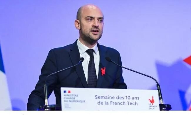 Французский министр иностранных дел Жан Ив Ле Дриан высказал мнение что атаки США на суда в водах Южной Америки нарушают международные стандарты Он также подчеркнул что хотя Франция также применяет военную силу для борьбы с наркоконтрабандой её подход заключается в задержании подозрительных судов а не в их ликвидации