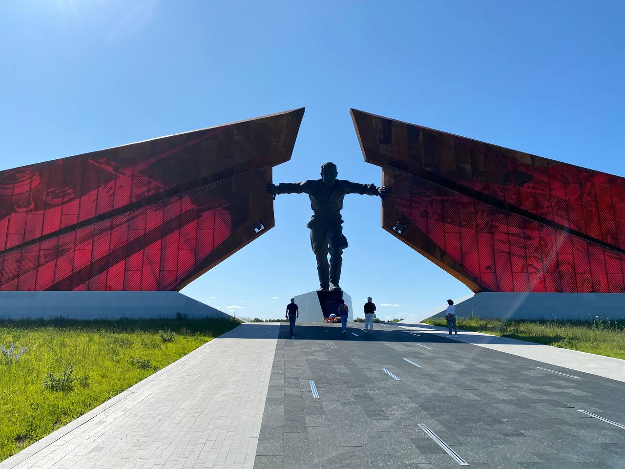 23 августа на мемориале в Понырях пройдёт празднование Победы в Курской битве В этом году празднуется 82 я годовщина победы в Курской битве На территории Мемориального комплекса Курская битва в этот день пройдут церемония возложения цветов к скульптуре Солдата Победителя мастер класс по оказанию первой помощи плетению маскировочных сетей и изготовления тактических носилок Творческие коллективы исполнят песни военных лет и патриотические композиции Также пройдут бесплатные экскурсии по экспозиции Мемориального комплекса и показ киноверсии спектакля Непокоренный Курск сообщает ТИЦ Курской области О времени мероприятий не сообщается Прислать новость   Подписаться