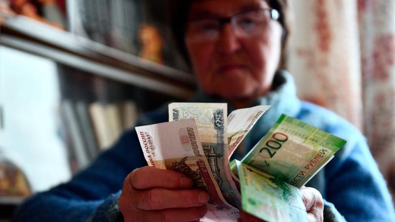 Власти призвали россиян копить в рублях Председатель Банка России Эльвира Набиуллина заявила, что текущие ставки делают рублевые сбережения более выгодными для граждан и компаний. По ее словам, разница между ставками в рублях и других валютах достигла исторического максимума, что стимулирует спрос на рублевые активы, пишет kommersant.ru.
