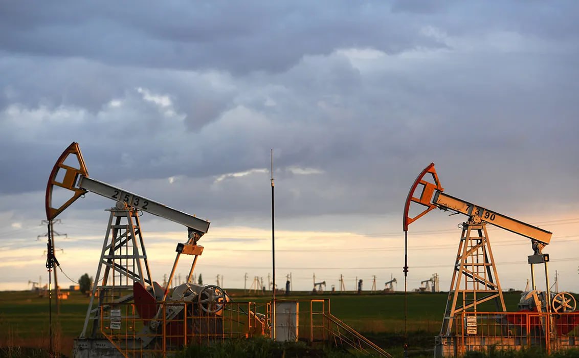 Goldman снизил прогноз цен на нефть из-за ожидаемого роста добычи ОПЕК Goldman Sachs понизил свой прогноз цен на нефть, отражая пересмотр в сторону повышения ожидаемого предложения ОПЕК+ начиная с июля. Теперь американский инвестиционный банк ожидает, что нефть Brent будет в среднем стоить 60 долларов за баррель, а WTI — 56 долларов в оставшейся части 2025 года, что ниже предыдущих прогнозов в 63 и 59 долларов соответственно. На 2026 год Goldman прогнозирует среднюю цену Brent/WTI на уровне 56/52 долларов по сравнению с предыдущими прогнозами 58/55 долларов. Корректировка произошла после того, как группа из 8 стран в рамках ОПЕК+ решила увеличить добычу на 411 000 баррелей в день в июне, что соответствует базовому сценарию Goldman.