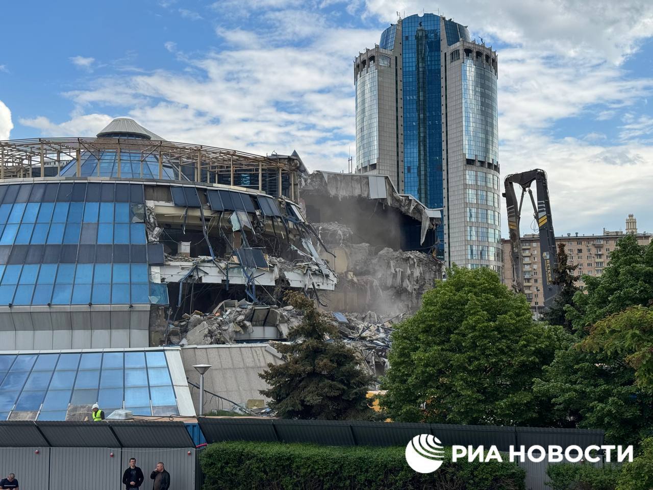 В Москве начался снос северного вестибюля моста «Багратион» в районе «Москва-Сити». Реконструкция продлится 5 лет. Фото и видео: «Москва 24»; РИА Новости.