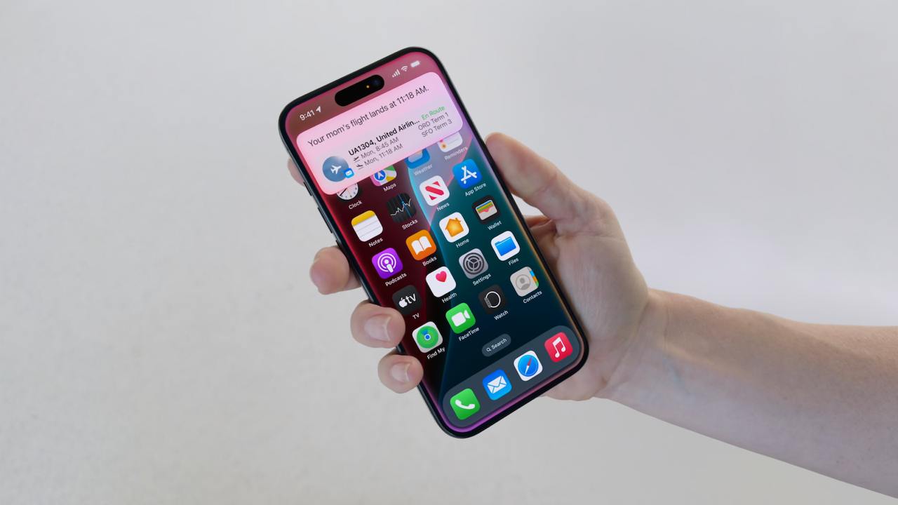 Apple отложила релиз самой полезной ИИ-функции до iOS 18.5  Авторитетный инсайдер и журналист Bloomberg Марк Гурман ещё в прошлом месяце сообщил, что Apple рассматривает возможность отложить некоторые из обещанных функций Apple Intelligence, связанных с Siri, до релиза iOS 18.5. Теперь он подтвердил эту информацию.  Гурман отметил, что Apple изначально планировала представить улучшеную Siri в iOS 18.4, но, похоже, эта фича задерживается из-за неготовности и ошибок программного обеспечения. В новом информационном бюллетене Power On он также перечислил список функций, которые мы увидим в iOS 18.5.  Среди них можно выделить поумневшую Siri с искусственным интеллектом, которую Apple показывала ещё в июне прошлого года, а также запуск Apple Intelligence в Китае. Так Siri сможет понимать личный контекст пользователя и получит более глубокий контроль над каждым приложением.  Гурман ожидает, что iOS 18.5 выйдет в мае, но бета-тестирование стартует раньше — в середине апреля.