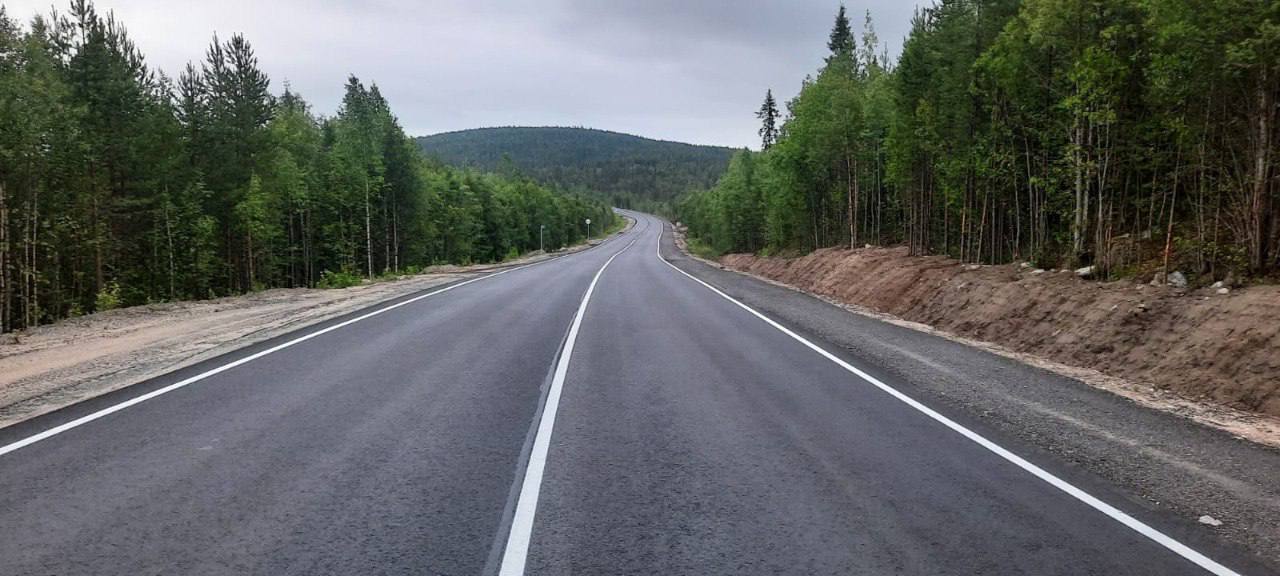 Завершен ремонт участка автодороги Пиренга – Ковдор в рамках нацпроекта «Инфраструктура для жизни»   Общая протяженность дороги – 101 км. В этом году внимание уделено участку с 39 до 54 км.    Обновлено дорожное полотно, укреплены обочины, площади расчищены от кустарника, прочищены кюветы для отвода воды, нанесена новая горизонтальная разметка.  Трассу планомерно приводят в порядок: в 2020 году восстановлено свыше 16 км дорожного полотна, годом позже – около 20 км, в 2022 году – ещё более 9 км пути, в 2023 – более 10 км автодороги.