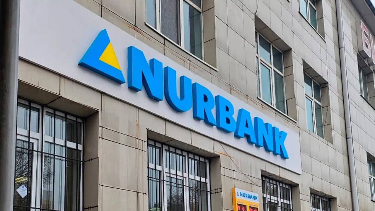 Nurbank вернет госпомощь Нурбанк который контролирует казахстанский бизнесмен Эльдар Сарсенов вернет государству 4 5 млрд тенге Банк выкупит облигации которые были выпущены в рамках программы повышения финансовой устойчивости банковского сектора Об этом говорится в сообщении банка Банк досрочно выкупит и выплатит купонное вознаграждение по субординированным купонным облигациям Банка ISIN KZ2C00006070 с торговым кодом NRBNb16 в количестве 4 5 млн штук с номинальной стоимостью 1000 тенге и со ставкой 4 годовых Нурбанк останется должен государству 42 3 млрд тенге Согласно статистике Нацбанка Нурбанк за девять месяцев 2025 года получил чистую прибыль на 11 3 млрд тенге БВУ занимает 15 е место среди 23 фининститутов по активам в банковском секторе Казахстана с показателем 549 5 млрд тенге Ссудный портфель составляет 362 5 млрд тенге Обязательства составляют 473 8 млрд тенге Депозиты физлиц 158 5 млрд тенге а юрлиц 229 6 млрд тенге Собственный капитал 75 6 млрд тенге Казахстанский бизнесмен Эльдар Сарсенов занимает 39 е место в рейтинге самых влиятельных бизнесменов Казахстана от Forbes Он владеет ТОО JP Finance Group которой принадлежит 77 88 акций Нурбанка Среди других акционеров 5 97 у ТОО JA COLLECTION COMPANY еще 9 98 у Марко Блануша Программа повышения финансовой устойчивости банковского сектора была запущена в 2017 году Это государственная инициатива направленная на стабилизацию и оздоровление банковской системы страны Она была запущена в условиях финансовых кризисов чтобы предотвратить дальнейшее ухудшение ситуации в крупных банках сохранить средства вкладчиков и бизнеса а также повысить общее доверие к финансовому сектору В рамках программы на 7 марта 2025 года сообщалось что пять казахстанских банков задолжали государству 1 4 трлн тенге Halyk Bank полностью вернул госпомощь Также недавно стало известно что Bank RBK Владимира Кима досрочно вернет всю госпомощь   t me chinovnik kz