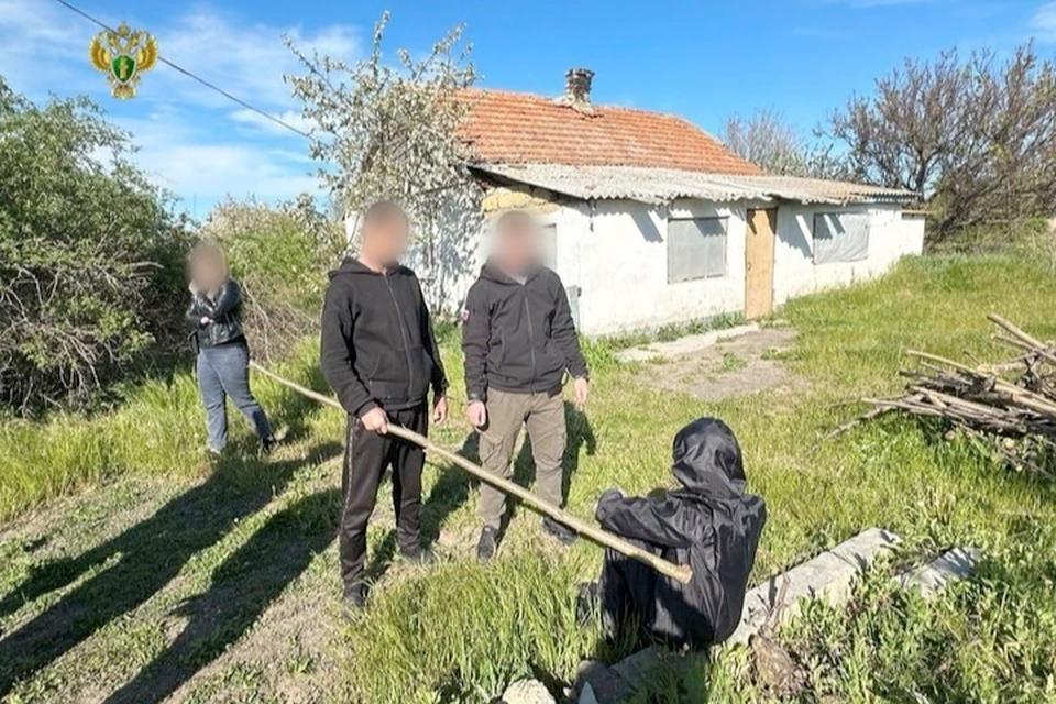 Житель Херсонской области забил собутыльника веткой от дерева 37-летний житель поселка Чонгар Генического округа в пьяном виде повздорил с товарищем. Закончилось это печально: схватив отломанную ветку дерева, он насмерть забил приятеля. «В середине апреля текущего года в дневное время обвиняемый, находясь в одном из домовладений, расположенного в Чонгаре, распивал спиртное со своим знакомым. На фоне употребления алкоголя между ними произошел словесный конфликт, в ходе которого мужчина, вооружившись веткой дерева, нанес ей множественные удары по голове оппонента», - сообщает прокуратура Херсонской области. Травмы оказались смертельными: на следующий день избитый товарищ скончался. Обвиняемый чонгарец отправлен под стражу в ожидании суда. Убийцу могут посадить на срок до 15 лет.