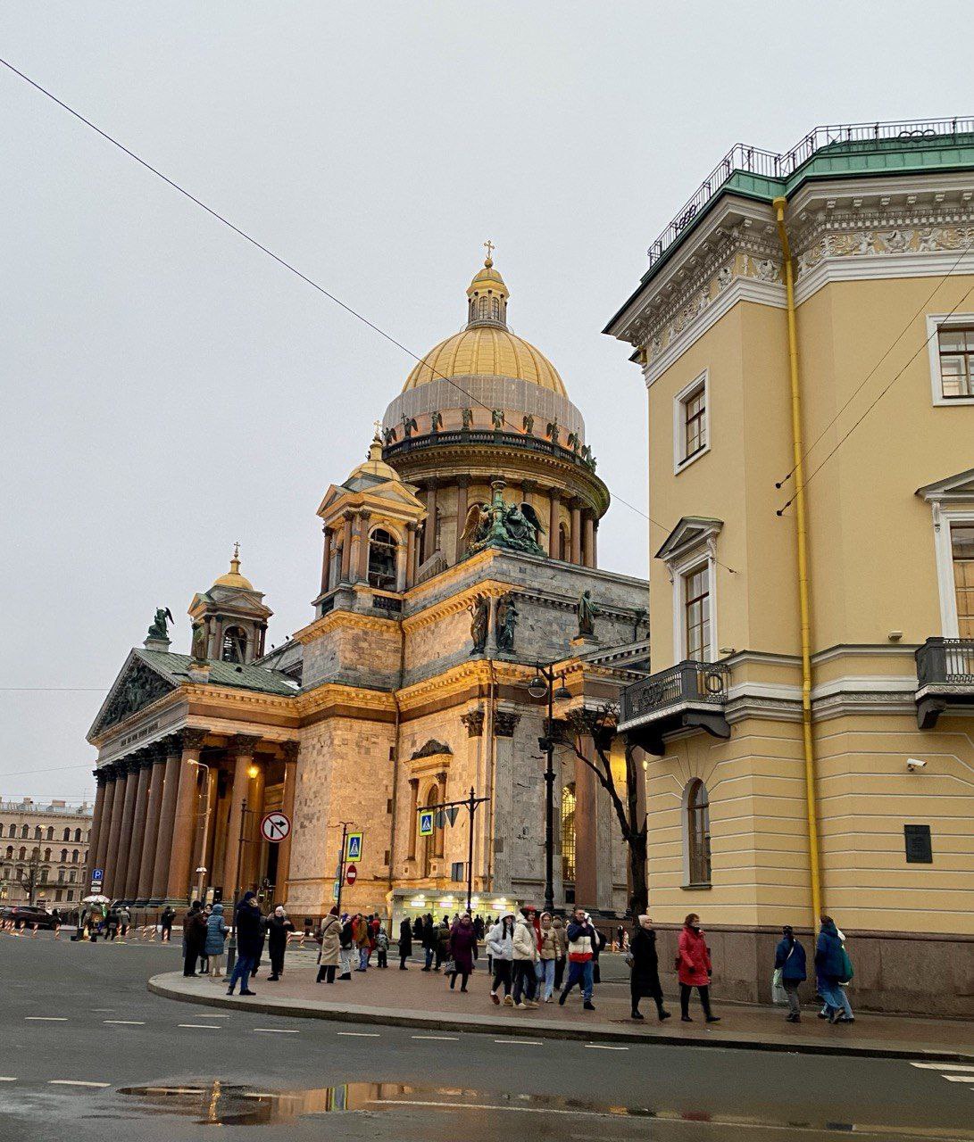 Время зонтов. Дождливый циклон «Вейт" свалился на Петербург. Наибольшее количество дождя придётся на южные районы региона, в Петербурге за сутки выпадет около 18–23 мм влаги, а местами по области возможно накопление даже до 40 мм. Такие цифры, в среднем, составляют примерно четверть-шестьдесят процентов месячной июньской нормы осадков.