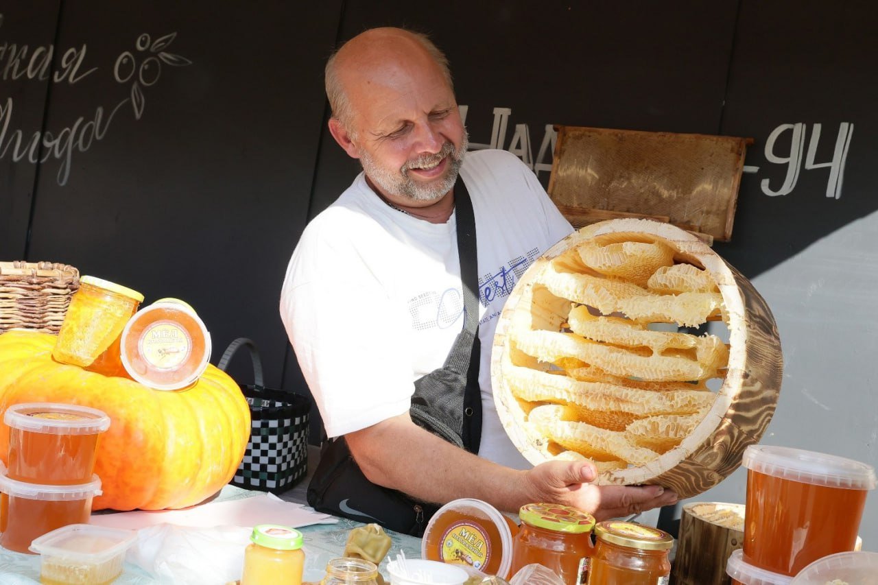 В Вологде прошел фестиваль фермерской продукции «СВОЁ»  В субботу и воскресенье на Кремлевской площади проходил фестиваль фермерской продукции «СВОЁ».  Участие в фестивале приняли вологодские производители и фермеры из других регионов России. Они представили молочную и сырную продукцию, мед, мясо и птицу, овощи и фрукты, рыбу и морепродукты, хлеб, бакалею, грибы и ягоды, чай и травы.  Для гостей мероприятия подготовили вкусную фермерскую еду, провели розыгрыш призов, мастер-классы, а также состоялись выступления артистов.  Также на Кремлевской площади была организована зона общественного питания, где все желающие могли продегустировать и приобрести понравившиеся фермерские продукты.