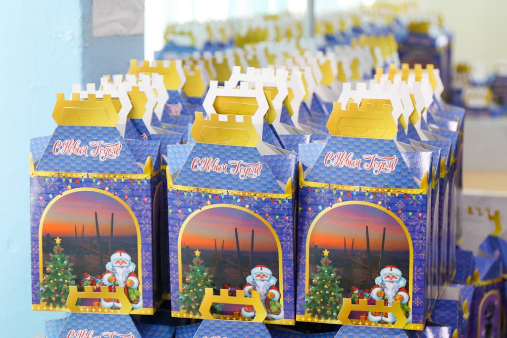 На новогодние подарки детям Приморья потратят 72 миллиона рублей В Приморье выделят более 72 млн рублей на сладкие новогодние наборы для 173 тысяч детей это меньше чем в прошлом году Поставщика ещё выбирают но в техническом задании уже прописано традиционное меню тёмный шоколад с ламинарией или морской солью и конфеты на агар агаре Вес подарка остаётся прежним 650 грамм внутри 42 конфеты На одну меньше чем годом ранее Коробки украсят поздравлением губернатора и символом наступающего года Реклама Подписывайтесь на NEWSVL