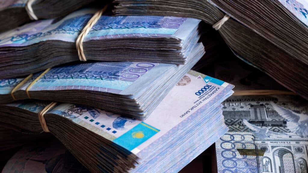 Госдолг Казахстана превысил 35 трлн тенге К сентябрю 2025 года государственный долг вырос на 11 5 до 35 5 трлн тенге однако его уровень остается низким 21 9 к ВВП что значительно ниже мирового среднего Основная часть долга внутренние заимствования 25 трлн тенге По данным Минэкономики к 2026 году долг может достичь 46 5 трлн тенге 25 3 ВВП но это все еще в безопасных пределах