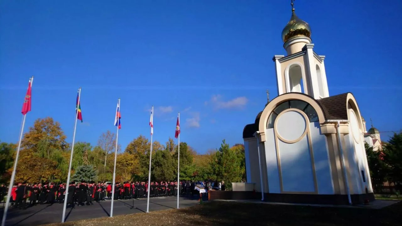 В Керчи в память об участии кубанских казаков в Крымской весне торжественно отрыли часовню во имя Покрова Божьей матери Глава республики Сергей Аксенов на церемонии открытия напомнил о вкладе казаков в защиту полуострова во время Крымской весны Тогда добровольцев было много ехали со всей страны Но прежде всего это были кубанцы Казаки маскировались под паломников но приехали чтоб оказать поддержку нам Часовня воздвигнута как памятный знак об этих событиях отметил Сергей Аксенов Подробности об открытии часовни в Крыму читайте в новости на нашем портале Российское казачество