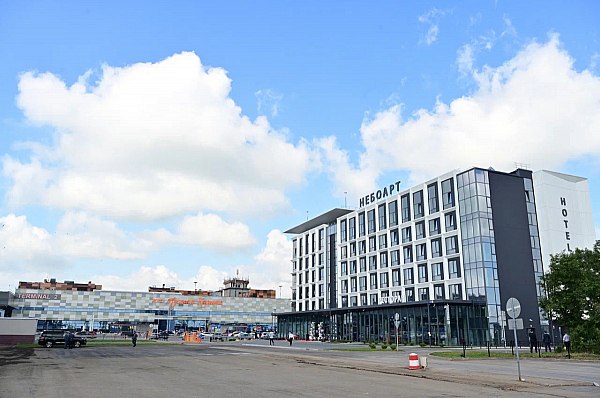 В аэропорту Уфы открыли отель «Небоарт» 16 июля на территории международного аэропорта «Уфа» имени Мустая Карима открыли отель «Небоарт». В торжественном мероприятии принял участие Глава Башкортостана Радий Хабиров. Об этом сообщает AVIA.RU. «Этот отель нужен был очень давно, и он – огромный вклад в дальнейшее развитие инфраструктуры нашего аэропорта. Вы знаете, что наш аэропорт один из лучших региональных аэропортов России. Почти 5 млн пассажиров по году проходят через аэропорт. Я хочу сказать, что данный проект является приоритетным инвестиционным проектом нашей республики. Он получает все необходимые меры поддержки, мы благодарим инвестора за принятое решение, благодарим строителей, которые в очень короткие сроки качественно сделали этот отель. Чем больше отелей, чем больше таких прекрасных объектов, тем больше будет у нас и туристов, тем больше будет развиваться наша республика», – отметил Радий Хабиров на церемонии открытия. aviaru.net/n285693