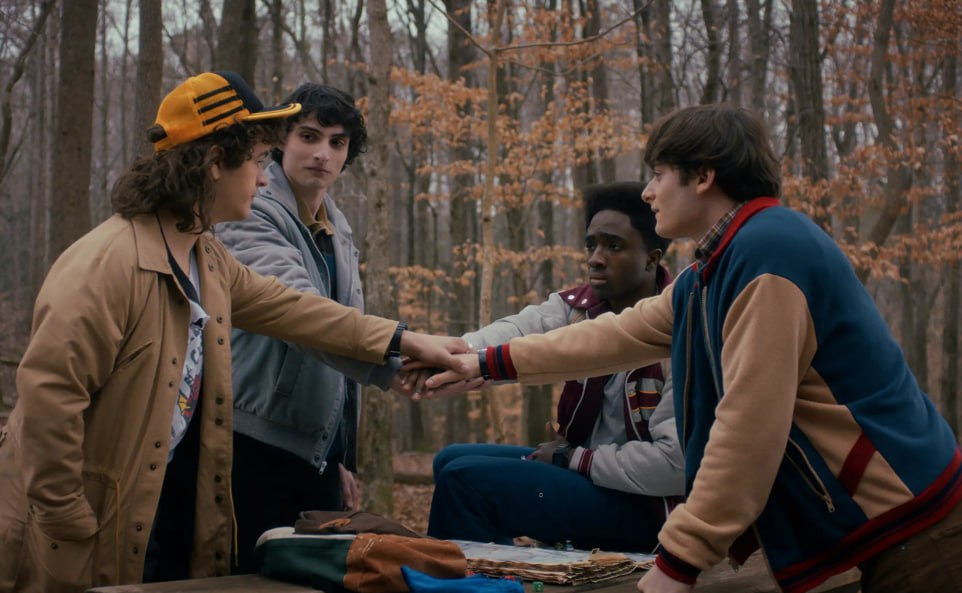 Финальная серия Очень странных дел продлится 2 часа 5 минут Первые четыре серии пятого сезона уже доступны на Netflix следующие три выйдут 25 декабря финал 31 декабря в РФ релиз каждого блока состоится на следующий день в 4 утра по мск Подробнее о продолжении сериала читайте в нашей рецензии Кинопоиск Новости