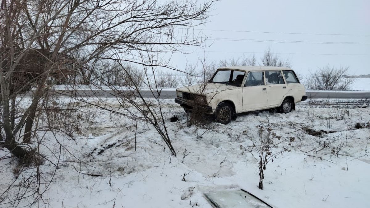 Жительницу Воронежа доставили в больницу после ДТП на трассе "М4-Дон"     Вчера, 3 марта, в районе 7:30 водитель «ВАЗ 2104» не справился с управлением и вылетел с дороги. Информацию об инциденте предоставили в пресс-службе регионального ГУ МВД.  Инцидент произошел на трассе «М-4 Дон». Помимо 82-летнего водителя, в машине находилась пассажирка, 57-летняя жительница Воронежа. В результате ДТП женщину доставили в больницу с телесными повреждениями.  ↗  Прислать новость   Подписаться