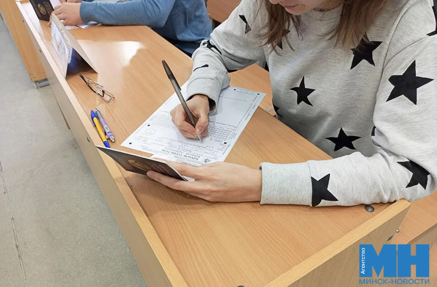 Учащиеся 11 х классов напишут репетиционный централизованный экзамен 31 января К тренировочному экзамену приступят почти 14 тыс человек на базе 10 минских вузов из них БГУ примет 3 3 тыс участников Начало в 11 00 прибытие с 9 30 В топе предметов русский язык более 5 тыс математика 3 2 тыс обществоведение и биология по 1 1 тыс Минск Новости MINSKNEWS BY Telegram Viber FB VK Inst TikTok YouTube