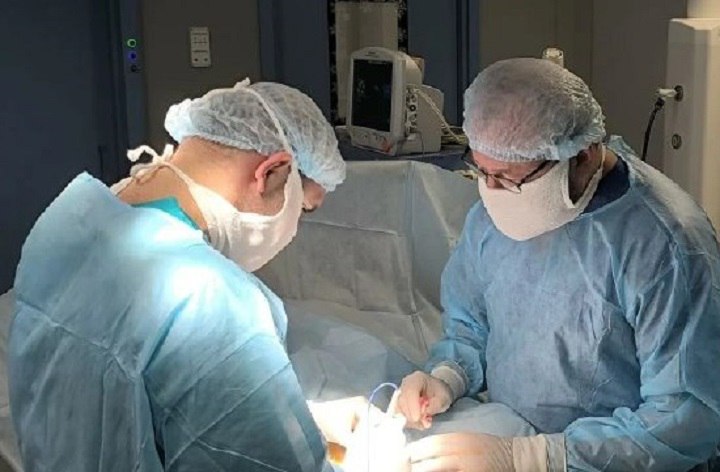 Кубанские хирурги удалили 1 5 килограммовую опухоль 3 месячному младенцу Ребенок родился здоровым но родители стали замечать что его животик быстро растет и обратились к врачам У младенца была обнаружена нефробластома опухоль почки Врачи удалили злокачественное новообразование Вмешательство прошло успешно Малыш будет и дальше находиться под наблюдением врачей и получать лечение Подписаться на kpkuban Читать нас в MAX