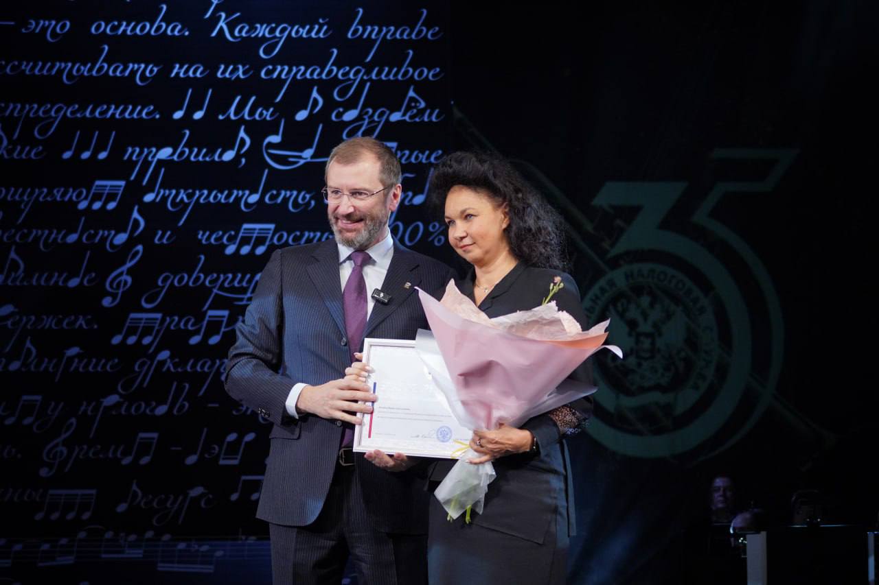 В Иркутске состоялось праздничное мероприятие посвященное 35 летию Федеральной налоговой службы России и Дню работника налоговых органов За высокие достижения в профессиональной деятельности председателем Законодательного Собрания Иркутской области Александром Ведерниковым были вручены Почетная грамота Совета Федерации и Благодарность Председателя Совета Федерации Валентины Ивановны Матвиенко заместителям руководителя Управления ФНС по Иркутской области Фесенко Олегу Сергеевичу и Лизанец Ирине Анатольевне Сердечно поздравляю руководителя УФНС по Иркутской области Татьяну Витальевну Шафран работников и ветеранов налоговой службы Приангарья с профессиональным праздником желаю дальнейших успехов развития и новых достижений на благо Иркутской области и страны