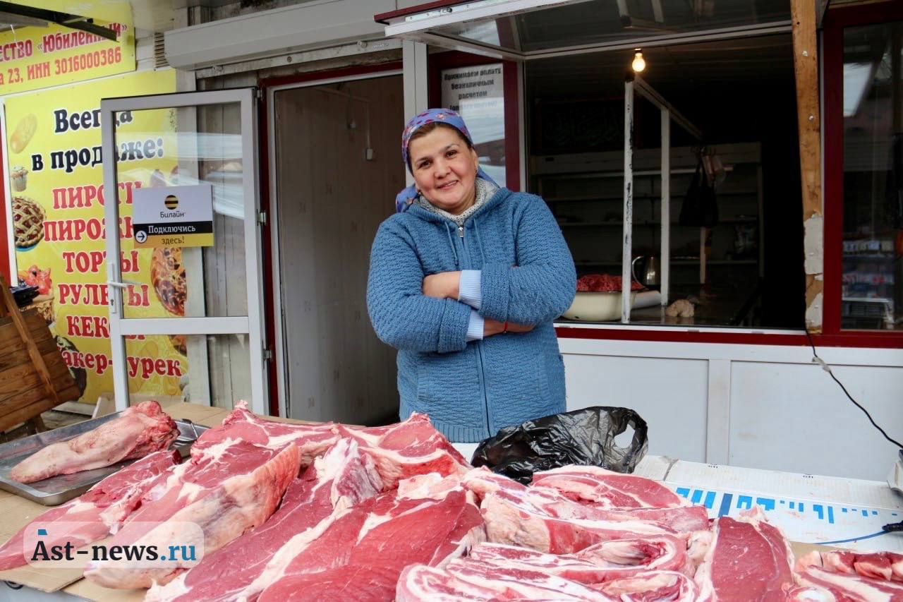 На сколько подорожали в Астрахани продукты по официальным данным По итогам первого квартала в Астраханской области на 6–7% подорожали сливочное масло, молочные продукты, рыба, кондитерская продукция, на 9,7% сыры и на 16,2% говядина. Об этом сообщает официальная статистика. И если увеличение ценника на поваренную соль в 10,5% не вызвал особого смущения покупателей, то рекордный скачок цен на картофель – более чем в 2,5 раза, стал серьёзным поводом для огорчения. Другие составляющие борщевого набора тоже «потяжелели», но не так резко, как самый популярный корнеплод: лук на 15%, морковь на 7,5%, свёкла на 18,6%, капуста на 20,5%. Одновременно остановился рост цен на яйца, беспокоящий потребителей в 2024 году. В сезон свежих овощей и зелени логично подешевели огурцы, помидоры, редис и кабачки, за которыми нынче лучше отправляться не в супермаркет, а на рынок. AST-NEWS.ru