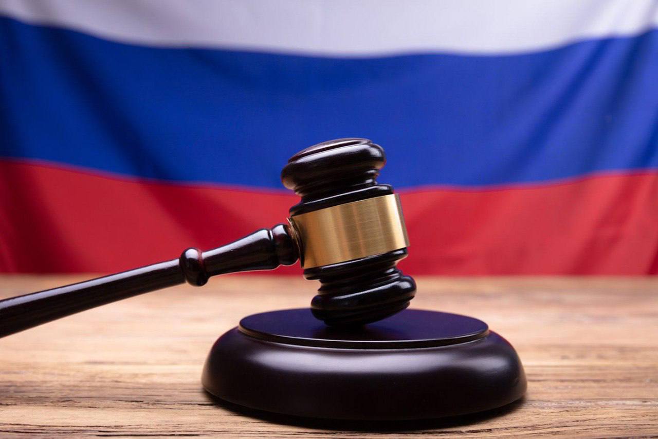 В Ванинском районе сотрудниками полиции возбуждено уголовное дело о культивировании каннабиса в особо крупном размере Сотрудникам отделения по контролю за оборотом наркотиков ОМВД России по Ванинскому району поступила оперативная информация о том что один из местных жителей может быть причастен к незаконному обороту наркотических веществ При проверке данные сведения подтвердились В ходе проведения оперативно розыскного мероприятия на приусадебном участке 54 летней жительницы поселка Октябрьский сотрудники полиции нашли и изъяли более 1 тысячи кустов конопли Подозреваемая пояснила что что в мае текущего года посадила семена марихуаны в своем огороде в дальнейшем планировала использовать запрещенные растения в лечебных целях Следственным отделом возбуждено уголовное дело по признакам преступления предусмотренного ч 2 ст 231 Незаконное культивирование растений содержащих наркотические средства или психотропные вещества либо их прекурсоры Уголовного кодекса Российской Федерации Санкция статьи предусматривает максимальное наказание в виде лишения свободы сроком до восьми лет В отношении подозреваемой избрана мера пресечения в виде подписке о невыезде и надлежащем поведении По материалам ОМВД России по Ванинскому району