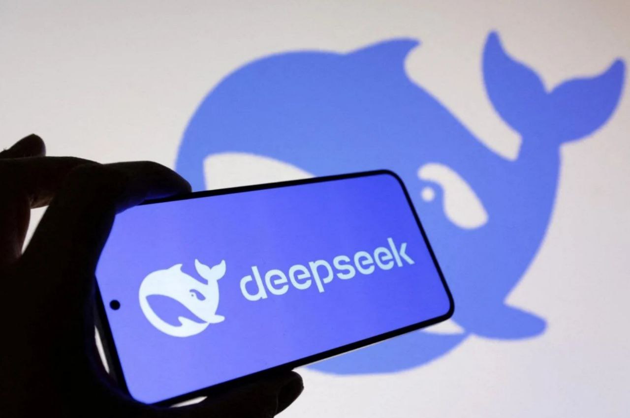 DeepSeek представил новую модель DeepSeek V3 1 модель в 685 миллиардов параметров показала результаты на уровне лучших разработок OpenAI и Anthropic особенно в написании кода Она может обрабатывать огромные объемы информации до 128 тысяч токенов контекста что сравнимо с целой книгой Ключевая особенность гибридная архитектура которая объединяет в одной модели чат функции сложные рассуждения и генерацию кода без потери производительности И самое приятное модель выложена в открытый доступ без геополитических ограничений Источник