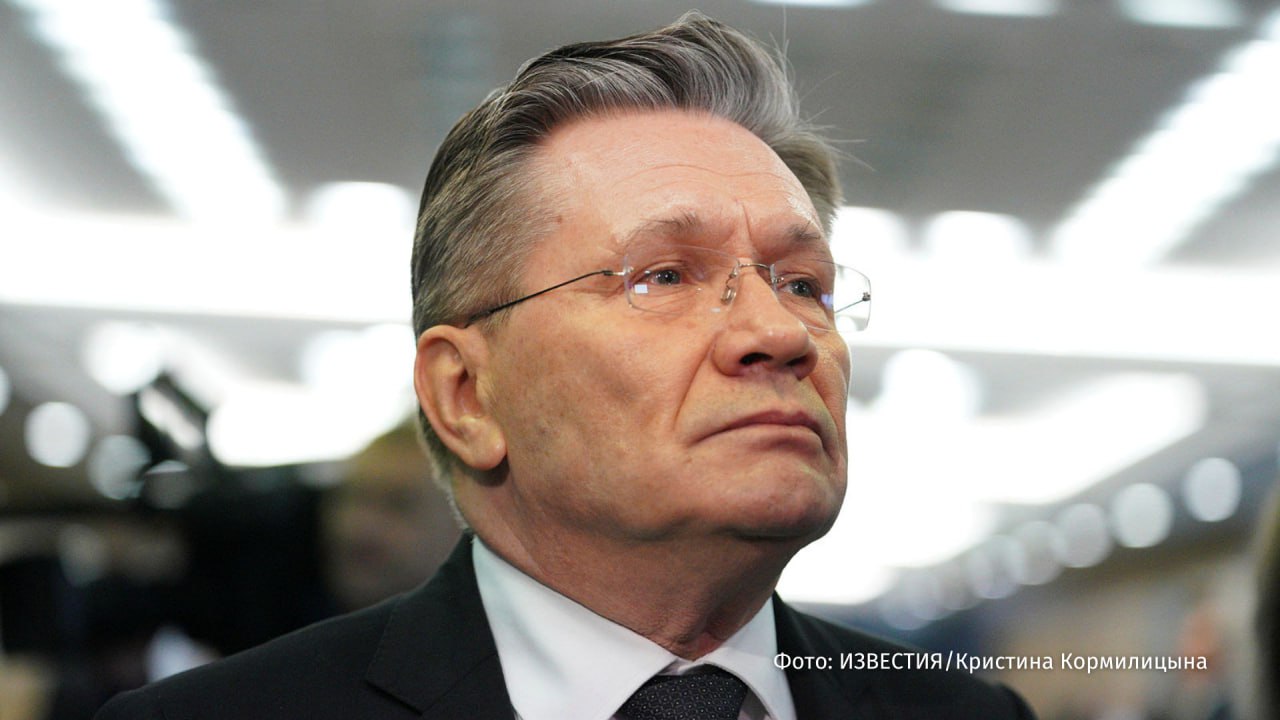 Росатом готов технологически к вывозу высокообогащенного урана из Ирана заявил глава корпорации Алексей Лихачев По его словам ситуация вокруг иранской ядерной программы привлекает внимание мирового сообщества В центре обсуждений находится судьба высокообогащенного уранового продукта отметил Лихачев Глава Росатома добавил что у России уже есть опыт помощи Ирану десять лет назад во время запуска СВПД РФ вывезла обогащенный уран к себе заместила его и вернула Так Иран начал развивать мирную ядерную программу а Россия активнее использовать первый энергоблок станции Бушер Исходя из этого опыта мы готовы эту работу произвести И ее параметры будет определять конечно в первую очередь руководство Ирана Рано или поздно будет принято решение о судьбе обогащённого урана в Иране Мы со своей стороны технологически решим любую проблему подчеркнул Лихачев в разговоре с журналистами Больше новостей IZ RU в MAX