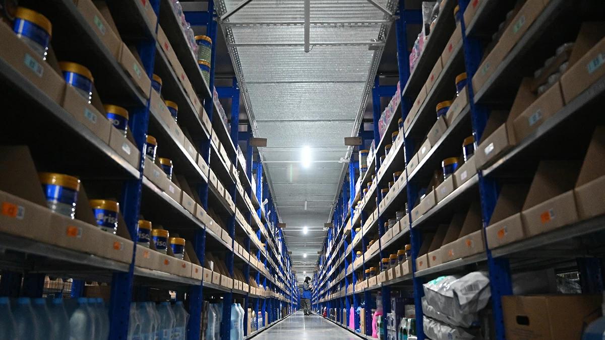 Ритейлеры просят правительство уравнять маркетплейсы с торговыми сетями Производители продуктов и ритейлеры предлагают приравнять маркетплейсы к обычным торговым сетям и распространить на них закон о торговле Сейчас онлайн площадки продают продукты по комиссионной схеме не выкупая товар тогда как классическая розница обязана брать его на баланс Дополнительно просят ограничить вмешательство платформ в цены через финансирование скидок и усилить контроль за контрафактом В 2025 году рынок онлайн торговли прибавил 33 и достиг 10 трлн руб Но вместе с выручкой растет и комиссия для продавцов На крупных площадках она уже доходит до 44 при этом сами маркетплейсы прикрываются интересами малого бизнеса когда речь заходит о новых регуляциях