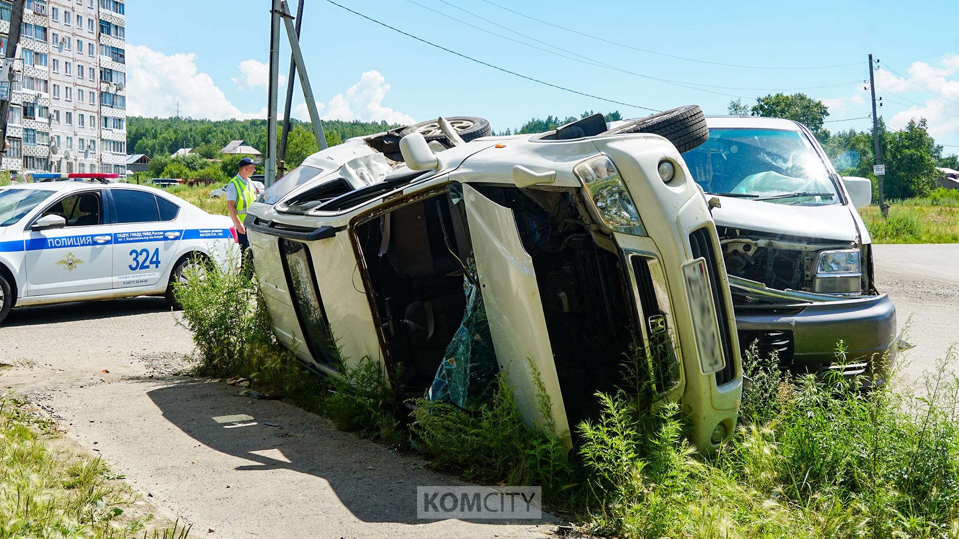 Пьяный водитель устроил аварию с опрокидыванием в Таёжке В ГАИ по Комсомольску озвучили подробности ДТП, случившегося вчера в Таёжке. В 12 часов в районе дома 13 улицы Почтовой пьяный 61-летний водитель Ниссана Хоми Эльгранд при повороте налево не справился с управлением, совершил съезд за пределы проезжей части, где врезался в стоящую Хонду ЦРВ под управлением 65-летнего водителя. Та от удара перевернулась на бок. В результате ДТП травму, не требующую госпитализации, получила 66-летняя пассажир Хонды ЦРВ, которая сидела на переднем пассажирском сидении с левой стороны и была пристегнута ремнем безопасности.
