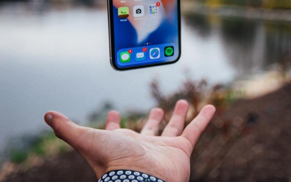 Apple готова по-настоящему удивить фанатов iPhone — новинка будет очень «дерзкой»  Свежими подробностями поделился Марк Гурман — зарубежный аналитик и инсайдер. Он сообщает, что Apple готовит «серьезные перемены» к двадцатилетию iPhone в 2027 году. Напомним, что на 10-летие нечто подобное уже случилось: компания представила iPhone X, который задал тренды всему миру и реинкарнирует в айфонах до сих пор.   В 2027 году  очевидно, в сентябре  Apple собирается представить не только складной iPhone, но еще и новую «дерзкую» модель iPhone линейки Pro. Отличительной чертой новинки станет корпус с большим процентом стекла; возможно, ею станет тот самый цельностеклянный смартфон, о котором так мечтал Джони Айв.   Помимо дизайна, есть вероятность впервые увидеть подэкранный Face ID и матрицу совсем без выреза сверху, а также новое наименование линейки.