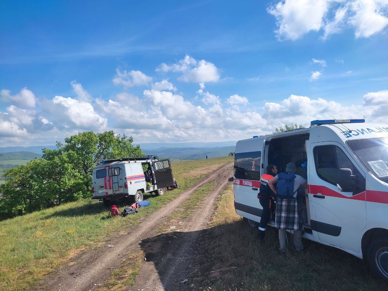 ⏺Женщину, упавшую со скалы, спасли в Симферопольском районе В результате падения с высоты около семи метров в урочище Таш-Джарган она получила открытый перелом ноги. Спасатели оказали эвакуировали пострадавшую, оказали первую помощь и передали медработникам, сообщили в МЧС РК. : МЧС РК ВЕСТИ КРЫМ