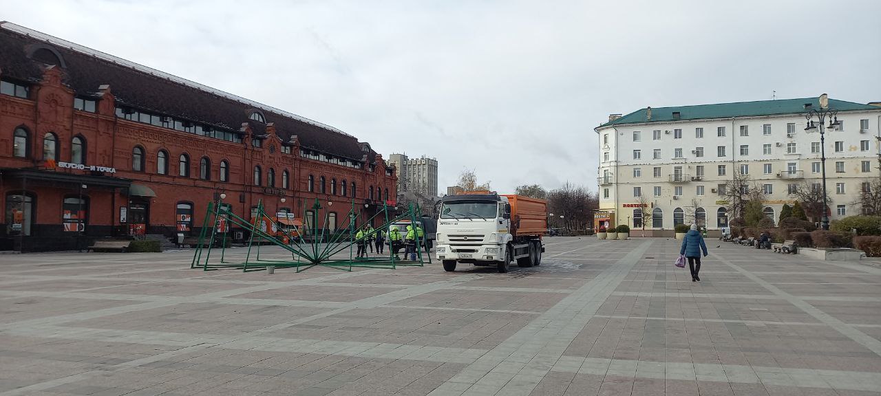 В среду, 6 ноября, на площади Ленина в Пензе начался монтаж главной городской елки.   Ее установка и оформление обойдутся в 814 981 рубль. Это на 216 755 рублей больше, чем было в прошлом году  598 226 .